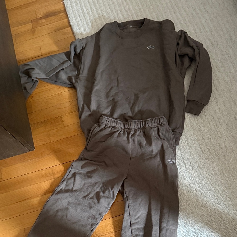 Alo Accolade Sweatshirt and Sweatpants Set